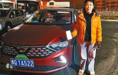 先生焦心的声音传来——他下车后才发觉手机丢